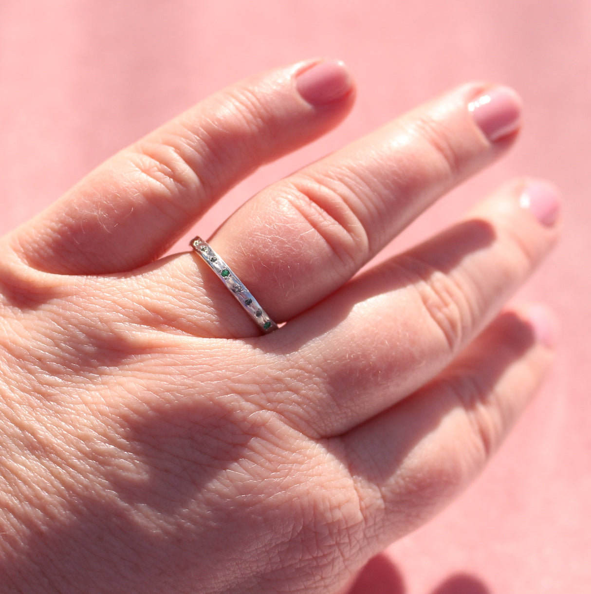 Water band in silver with teal sapphire and emerald