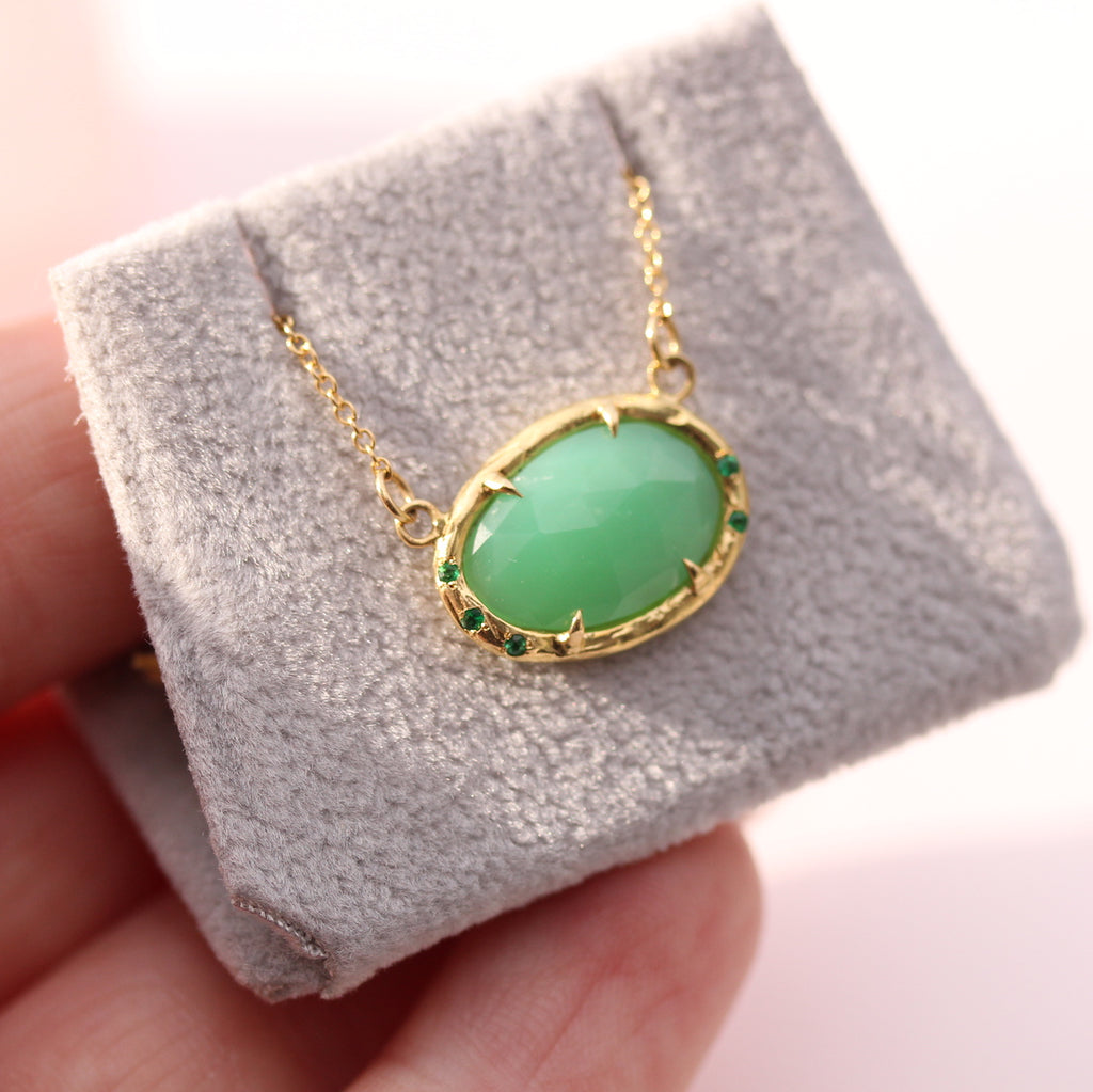 Chrysoprase and emerald necklace
