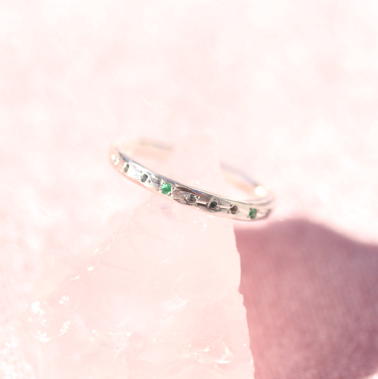 Water band in silver with teal sapphire and emerald