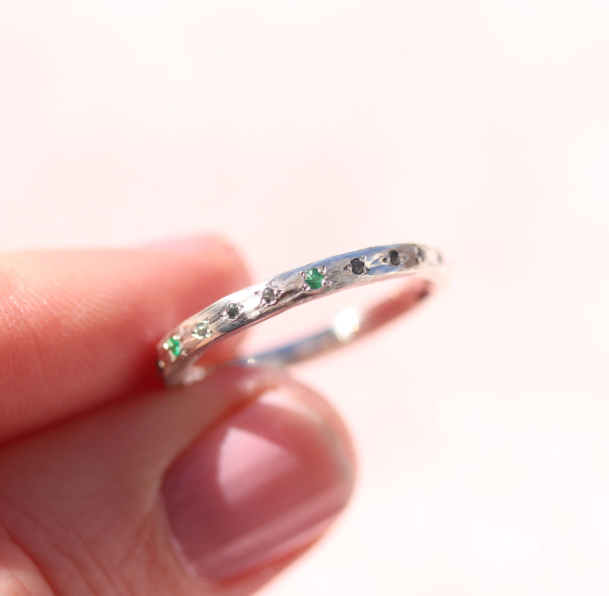 Water band in silver with teal sapphire and emerald