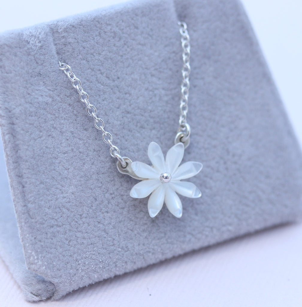 white daisy necklace 