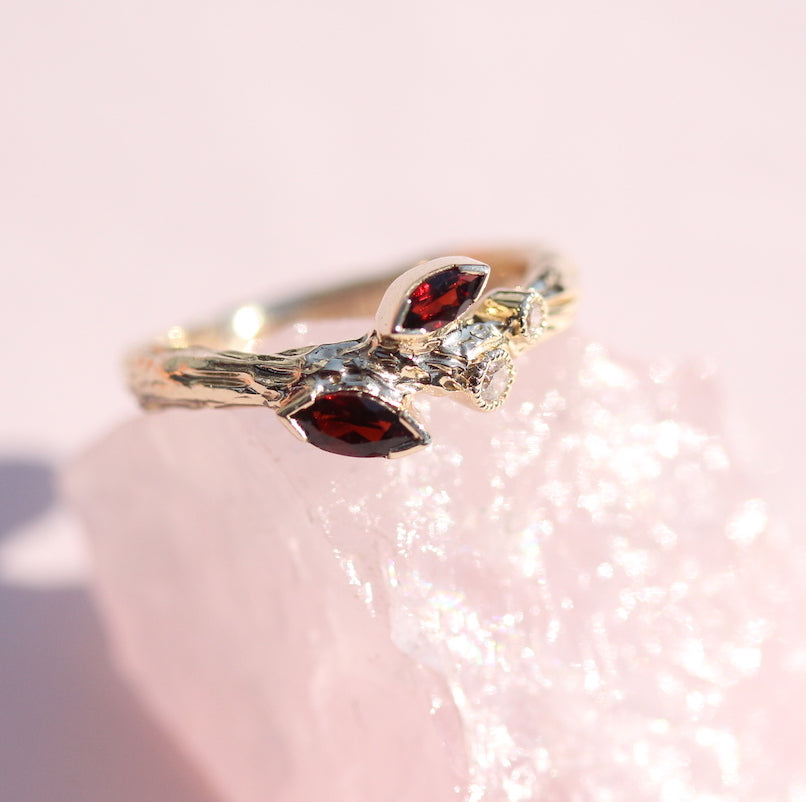 Garnet and yellow gold ring